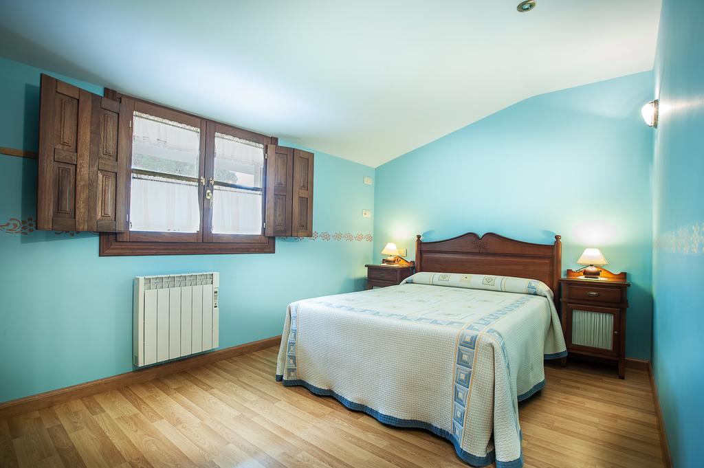 Apartamentos El Pradon De Santa Marina Parres de Llanes Oda fotoğraf