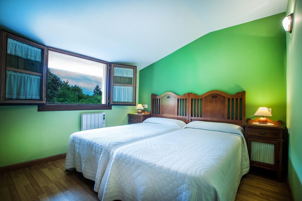 Apartamentos El Pradon De Santa Marina Parres de Llanes Oda fotoğraf